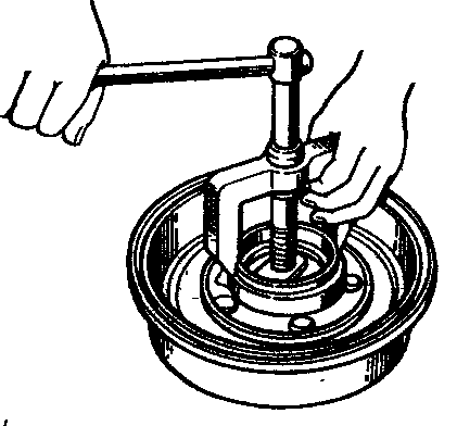 Выпрессовка наружного кольца внутреннего подшипника ступицы