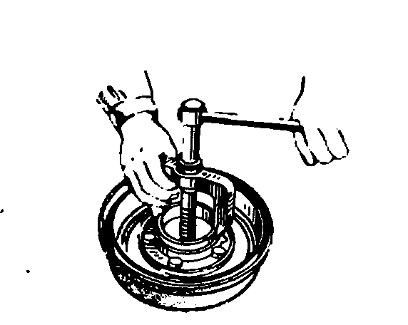 Выпрессовка наружного кольца наружного подшипника ступицы
